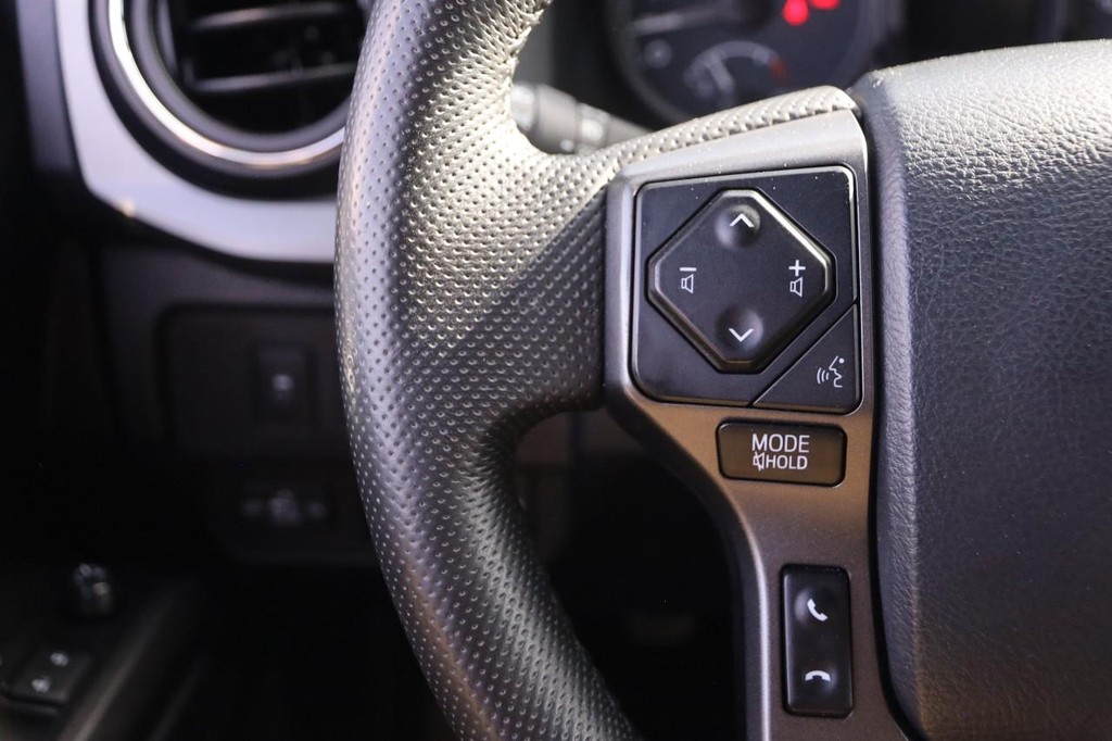 Toyota Tacoma 4WD Vehicle Full-screen Gallery Image 11