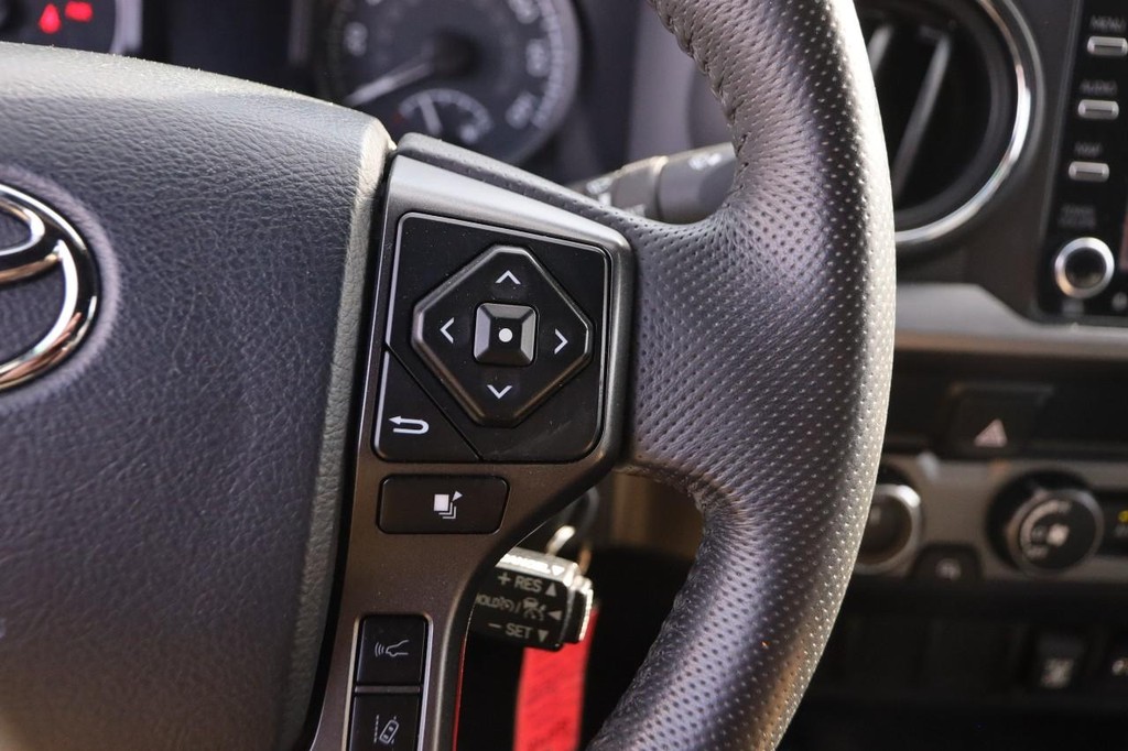 Toyota Tacoma 4WD Vehicle Full-screen Gallery Image 12