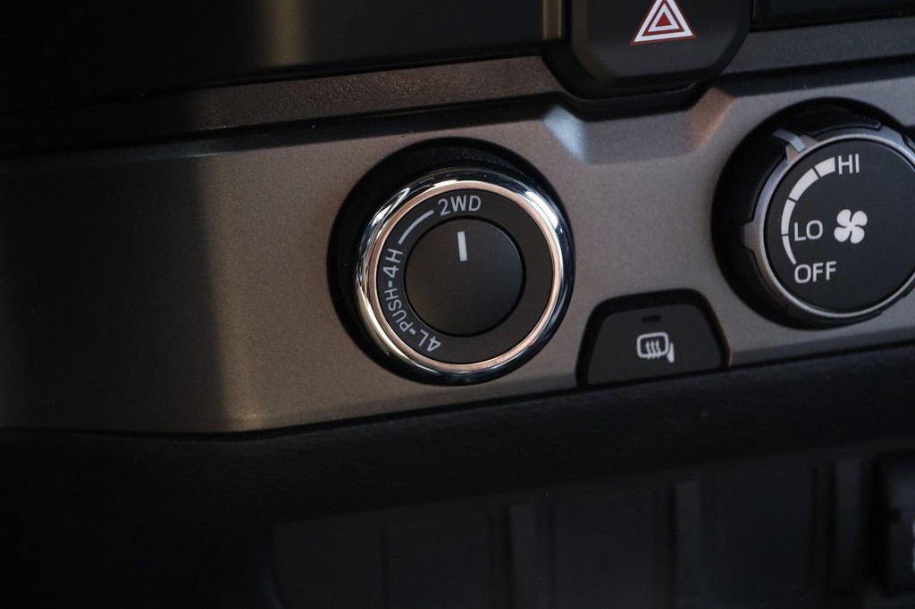 Toyota Tacoma 4WD Vehicle Full-screen Gallery Image 18