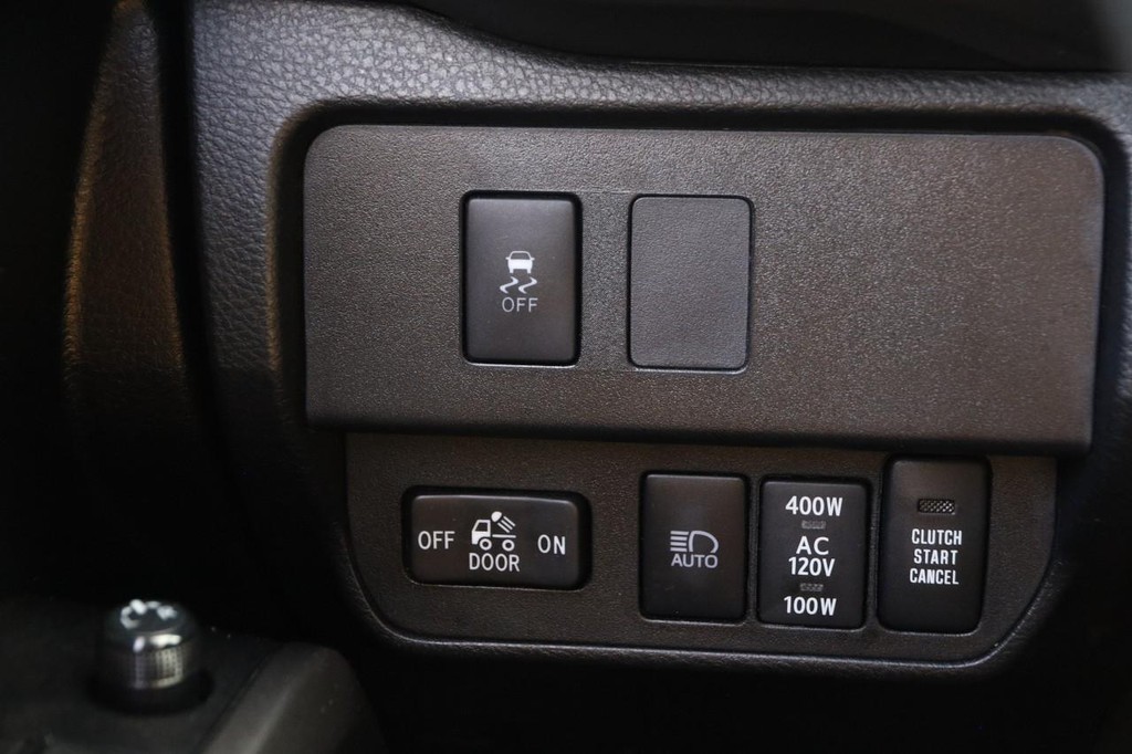 Toyota Tacoma 4WD Vehicle Full-screen Gallery Image 19