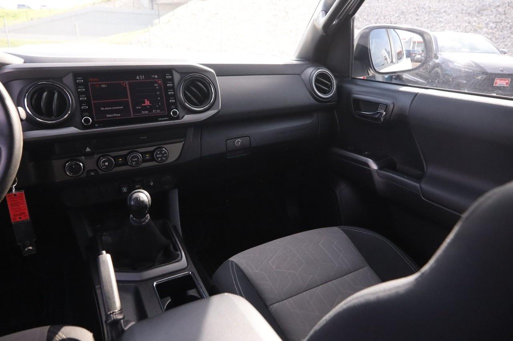 Toyota Tacoma 4WD Vehicle Full-screen Gallery Image 24