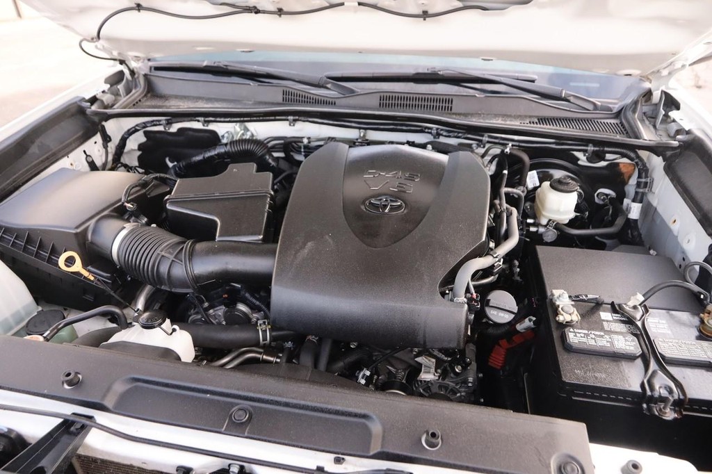 Toyota Tacoma 4WD Vehicle Full-screen Gallery Image 27