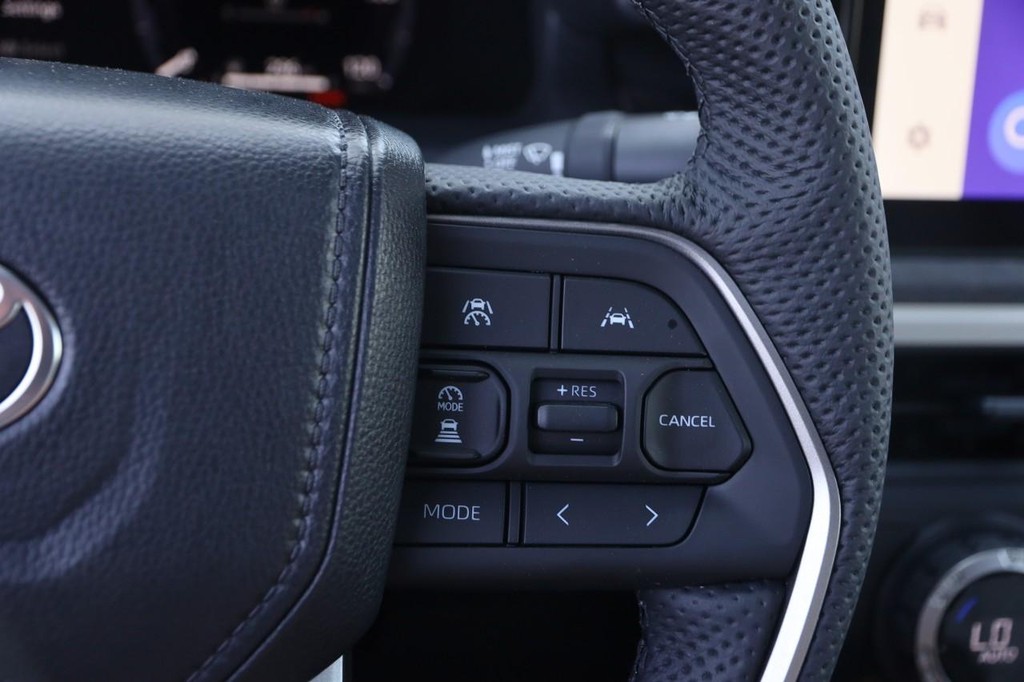 Toyota Tacoma 4WD Vehicle Full-screen Gallery Image 13