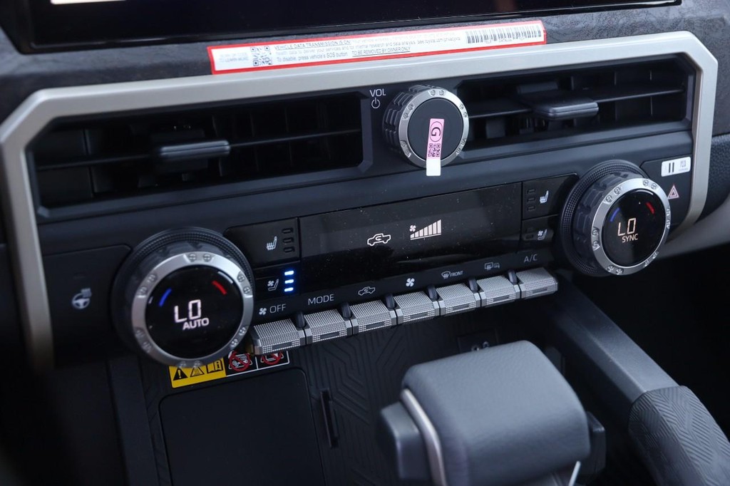 Toyota Tacoma 4WD Vehicle Full-screen Gallery Image 17