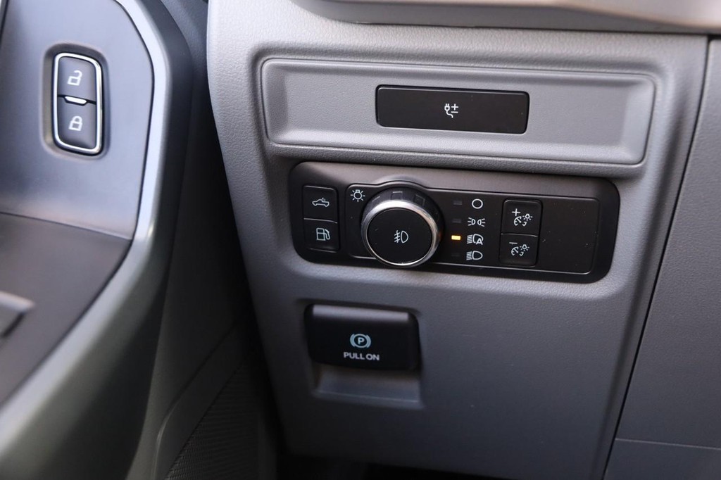 Ford F-150 Vehicle Full-screen Gallery Image 18