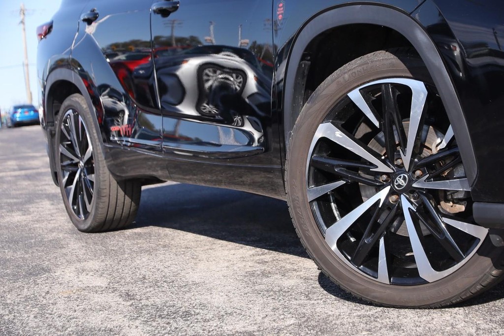 Toyota Highlander Vehicle Full-screen Gallery Image 3