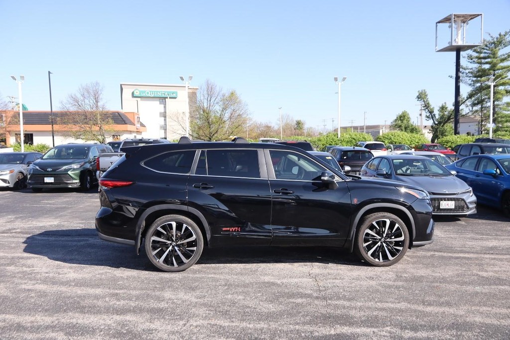 Toyota Highlander Vehicle Full-screen Gallery Image 5