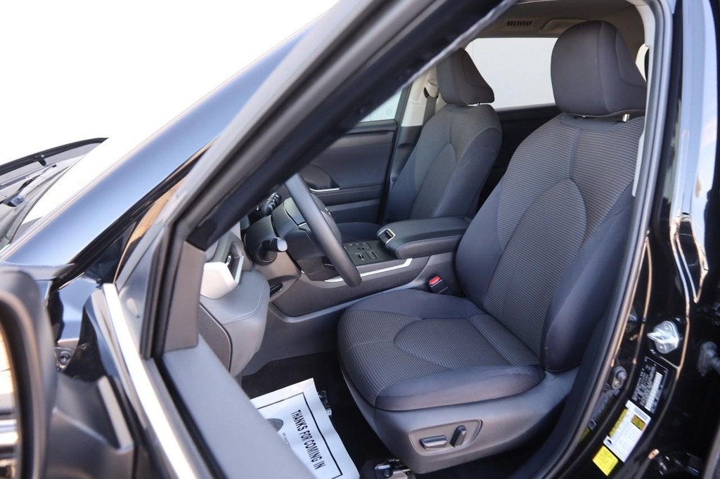 Toyota Highlander Vehicle Full-screen Gallery Image 8