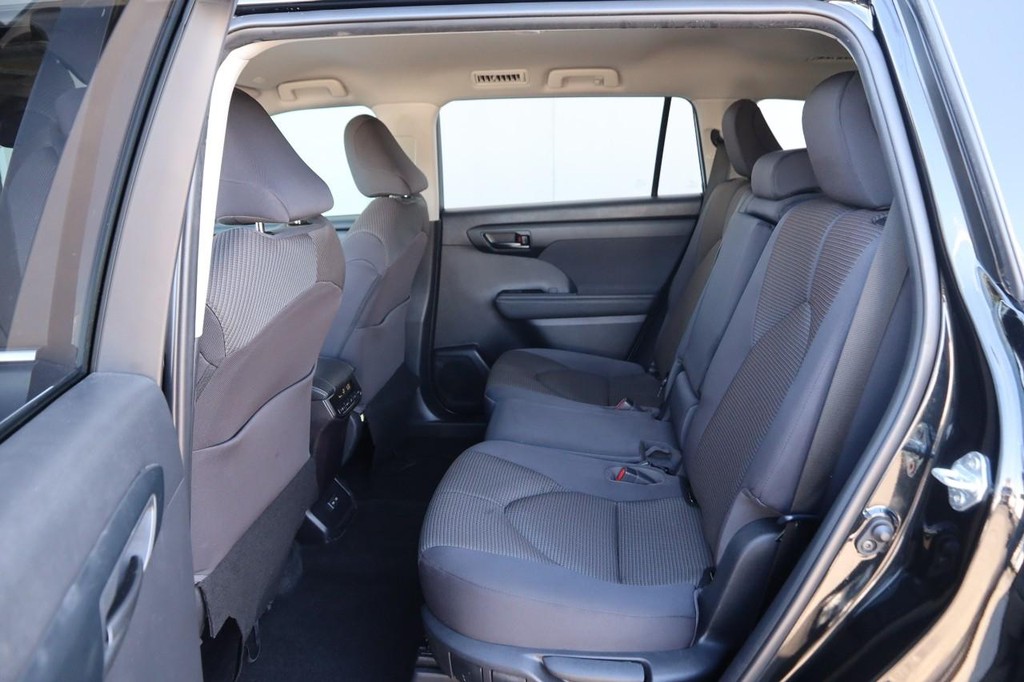 Toyota Highlander Vehicle Full-screen Gallery Image 9