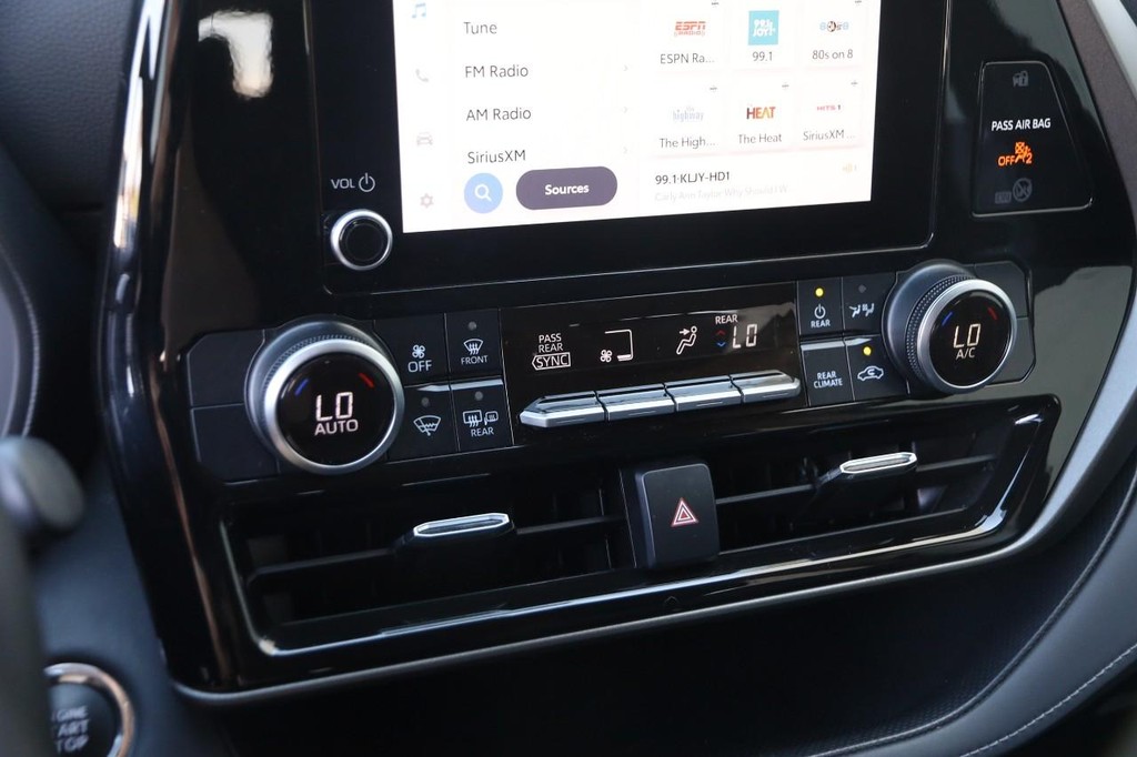 Toyota Highlander Vehicle Full-screen Gallery Image 18