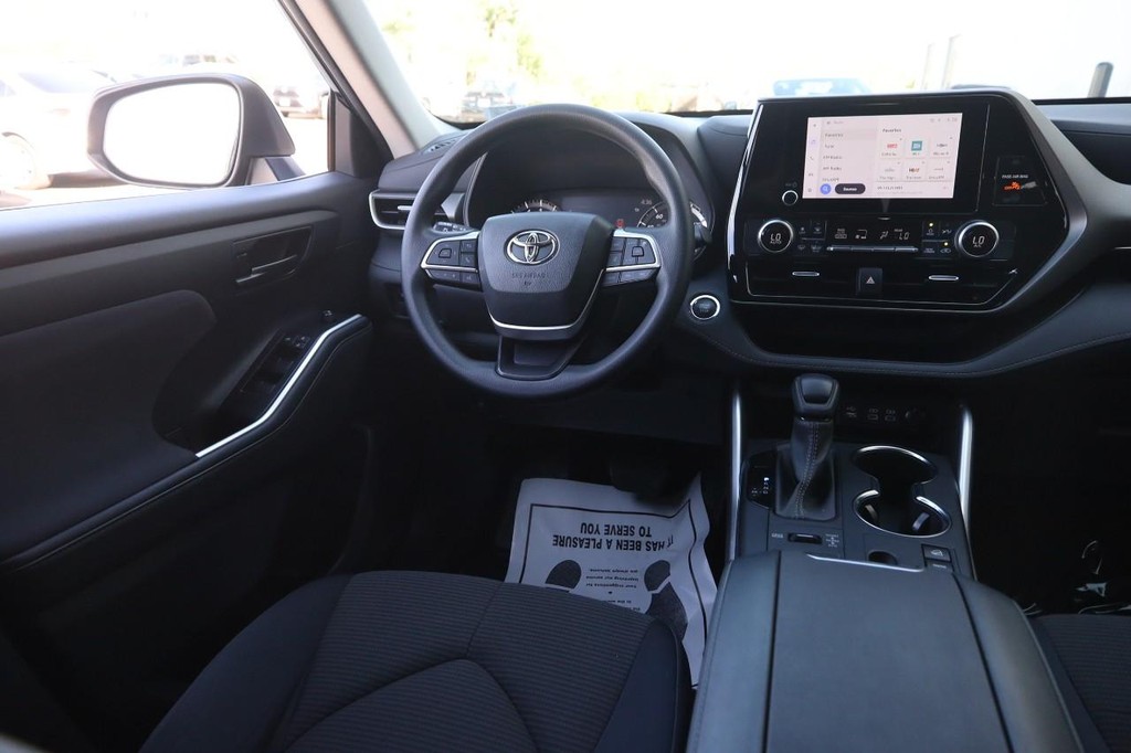 Toyota Highlander Vehicle Full-screen Gallery Image 22