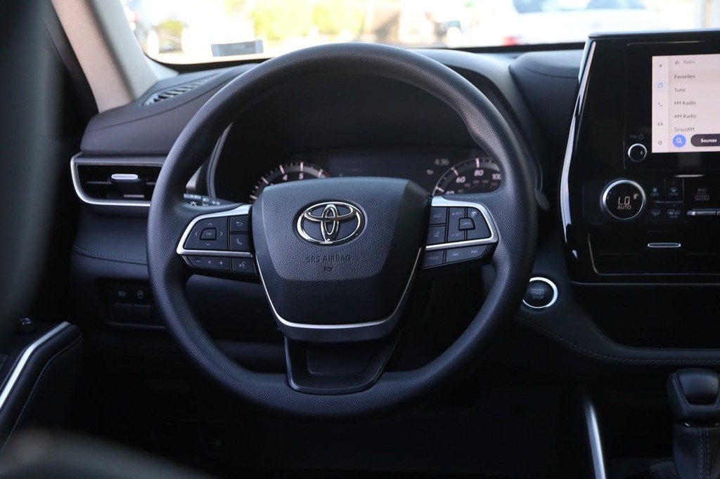 Toyota Highlander Vehicle Full-screen Gallery Image 23