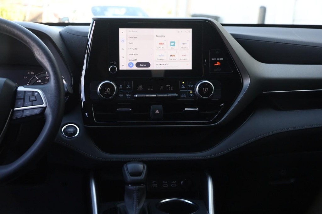 Toyota Highlander Vehicle Full-screen Gallery Image 24