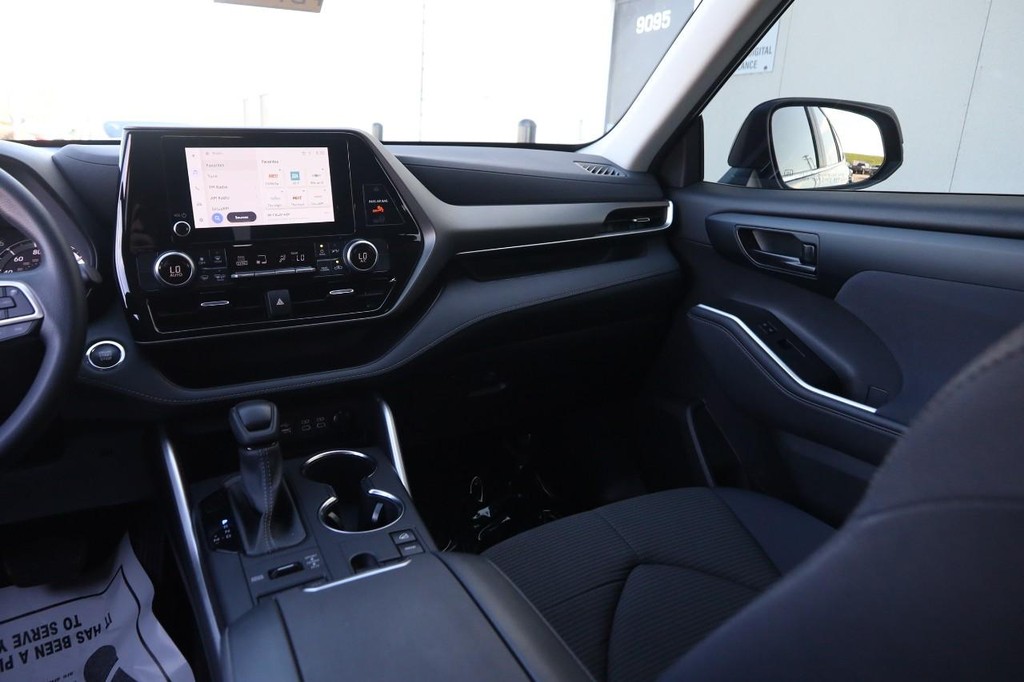 Toyota Highlander Vehicle Full-screen Gallery Image 25