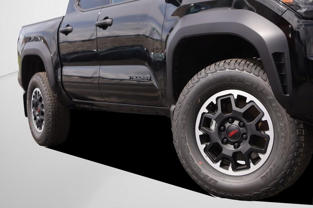 Toyota Tacoma 4WD Vehicle Full-screen Gallery Image 3