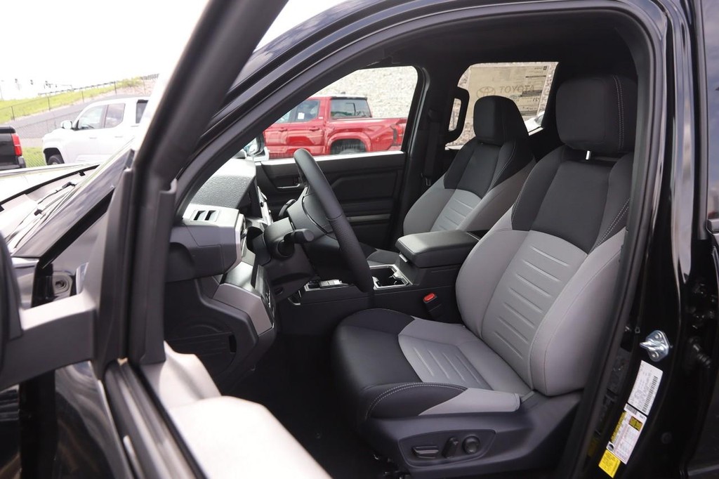 Toyota Tacoma 4WD Vehicle Full-screen Gallery Image 8