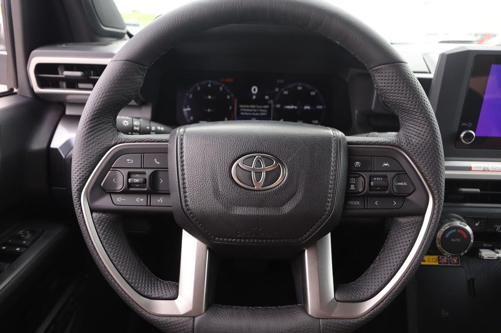 Toyota Tacoma 4WD Vehicle Full-screen Gallery Image 10