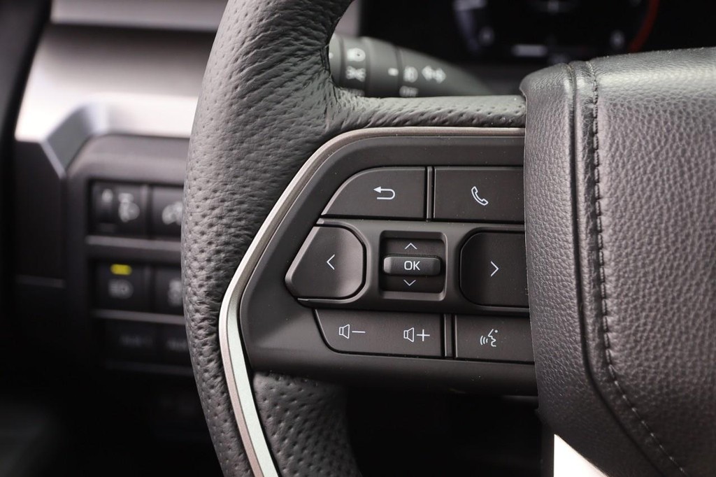 Toyota Tacoma 4WD Vehicle Full-screen Gallery Image 11