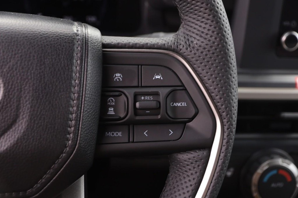 Toyota Tacoma 4WD Vehicle Full-screen Gallery Image 12