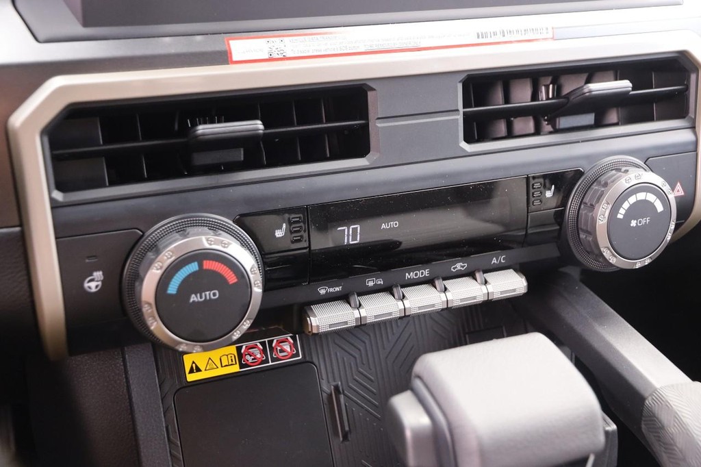 Toyota Tacoma 4WD Vehicle Full-screen Gallery Image 17