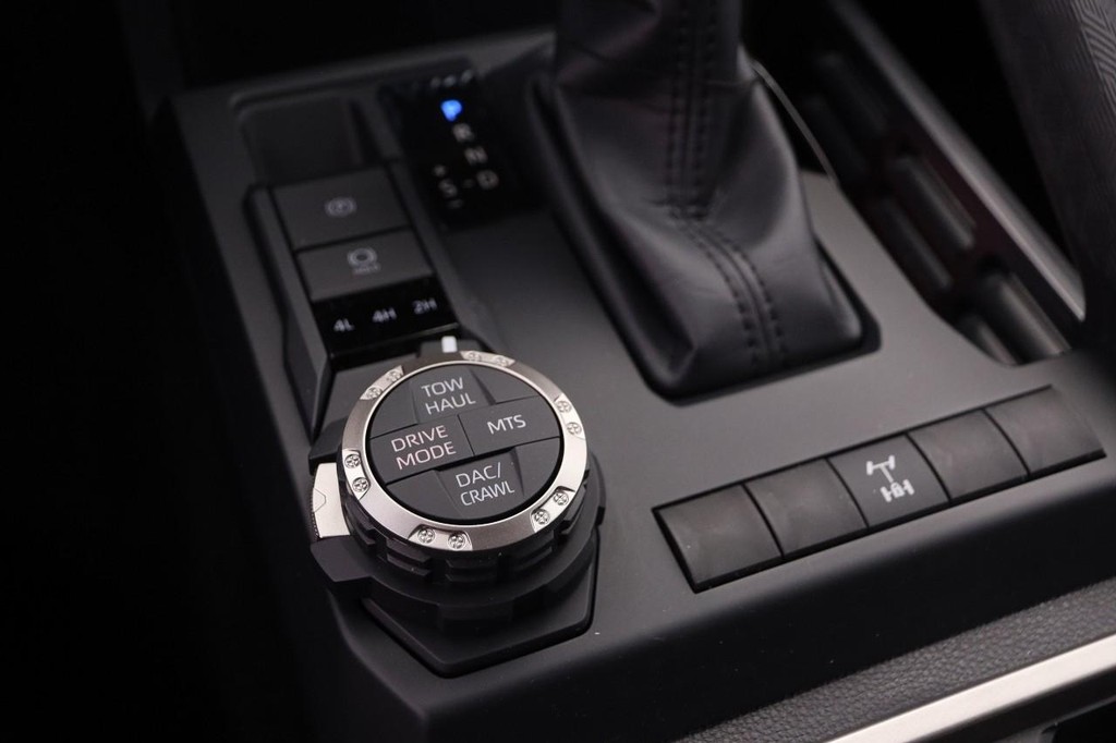 Toyota Tacoma 4WD Vehicle Full-screen Gallery Image 19