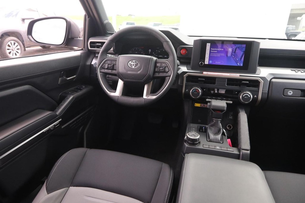 Toyota Tacoma 4WD Vehicle Full-screen Gallery Image 22