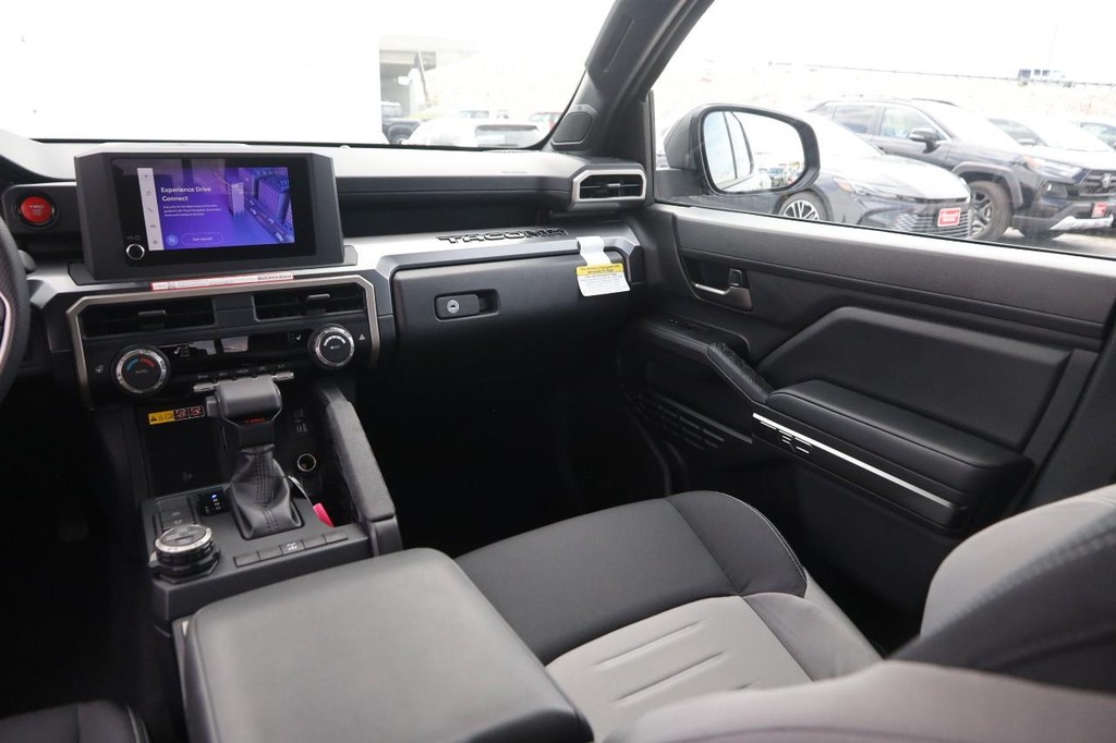 Toyota Tacoma 4WD Vehicle Full-screen Gallery Image 25