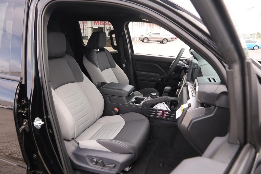 Toyota Tacoma 4WD Vehicle Full-screen Gallery Image 26