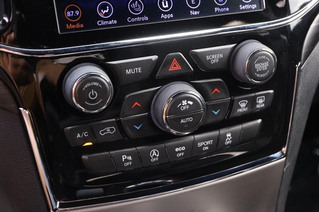 Jeep Grand Cherokee Vehicle Image 19