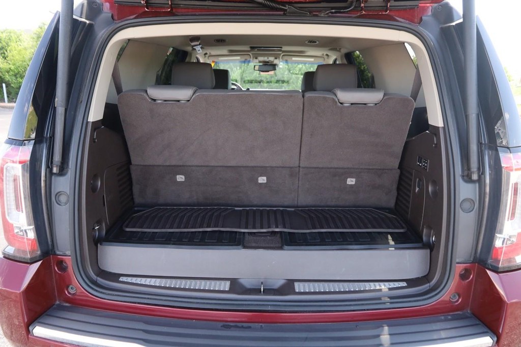 GMC Yukon Vehicle Full-screen Gallery Image 7