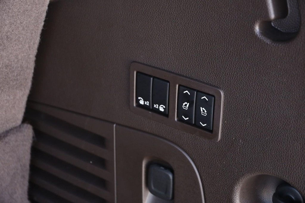 GMC Yukon Vehicle Full-screen Gallery Image 8