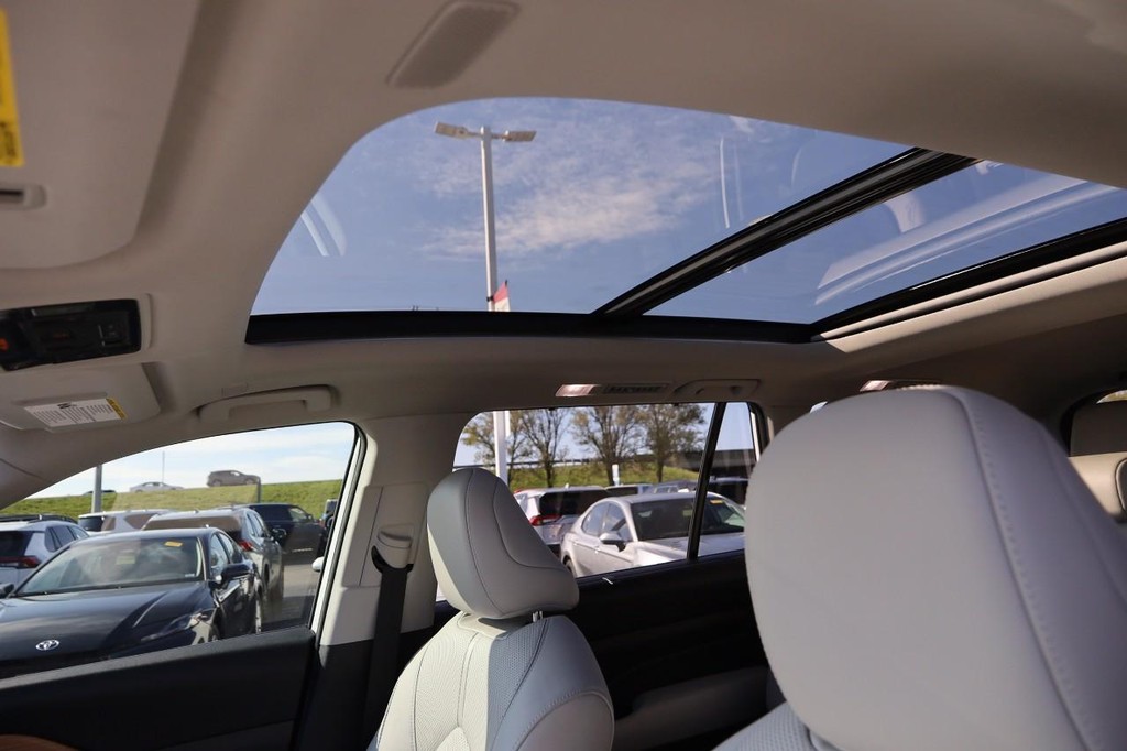 Toyota Grand Highlander Vehicle Full-screen Gallery Image 10