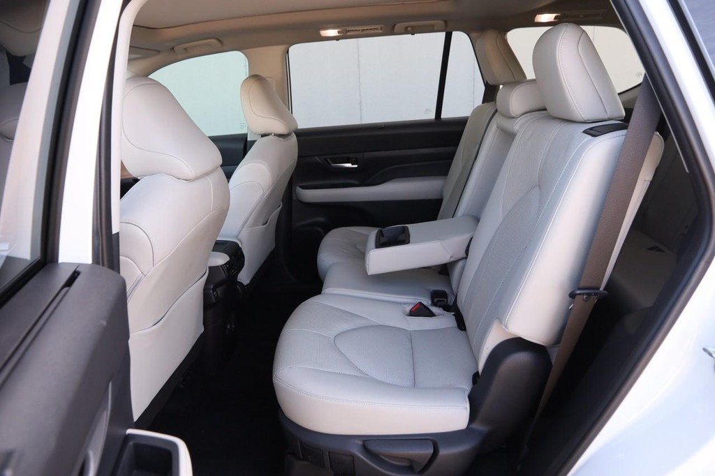 Toyota Grand Highlander Vehicle Full-screen Gallery Image 12