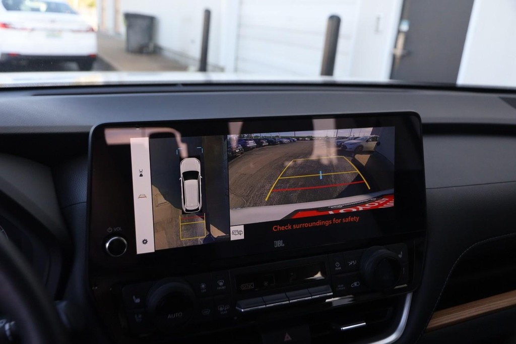 Toyota Grand Highlander Vehicle Full-screen Gallery Image 20