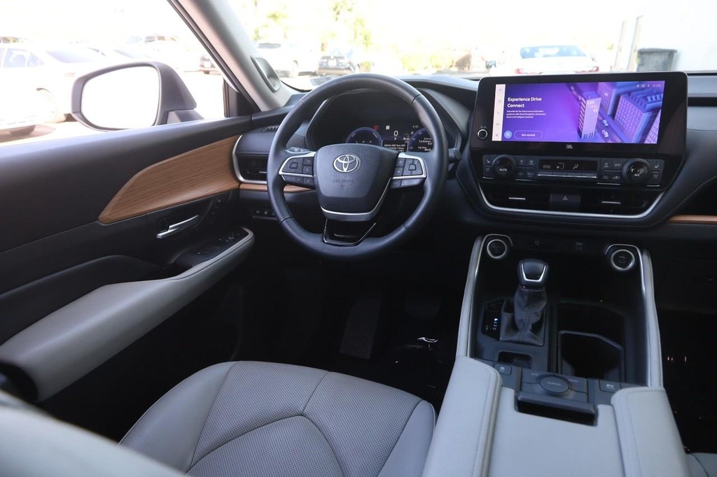 Toyota Grand Highlander Vehicle Full-screen Gallery Image 26