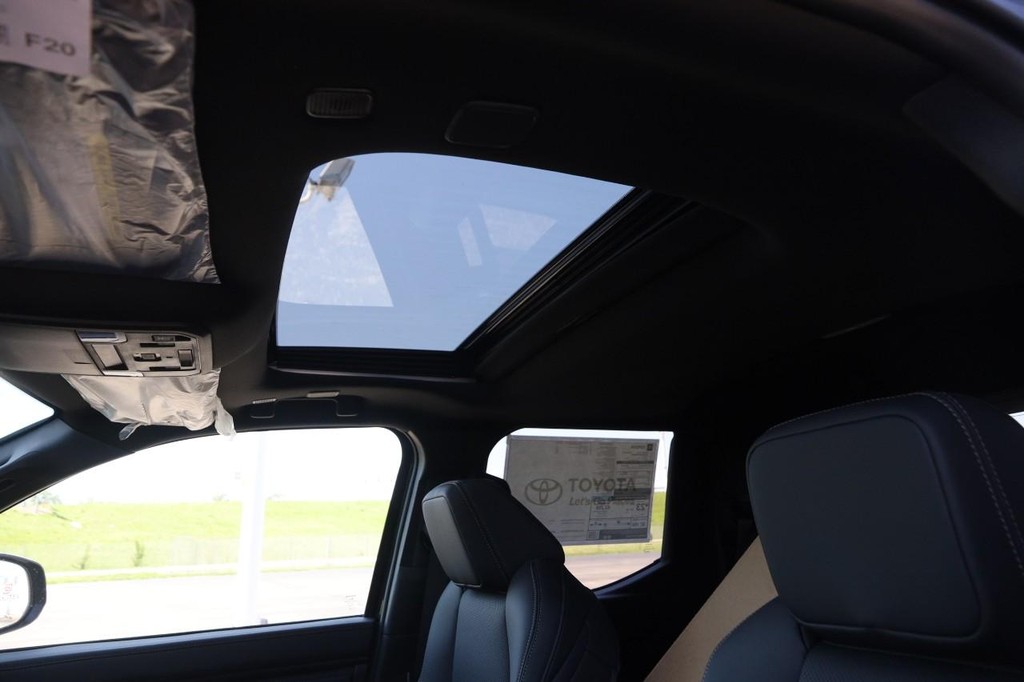Toyota Tacoma 4WD Vehicle Full-screen Gallery Image 8
