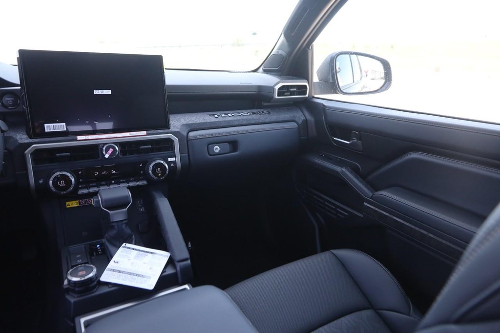 Toyota Tacoma 4WD Vehicle Full-screen Gallery Image 22