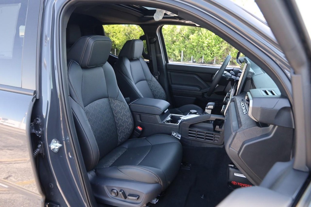 Toyota Tacoma 4WD Vehicle Full-screen Gallery Image 23