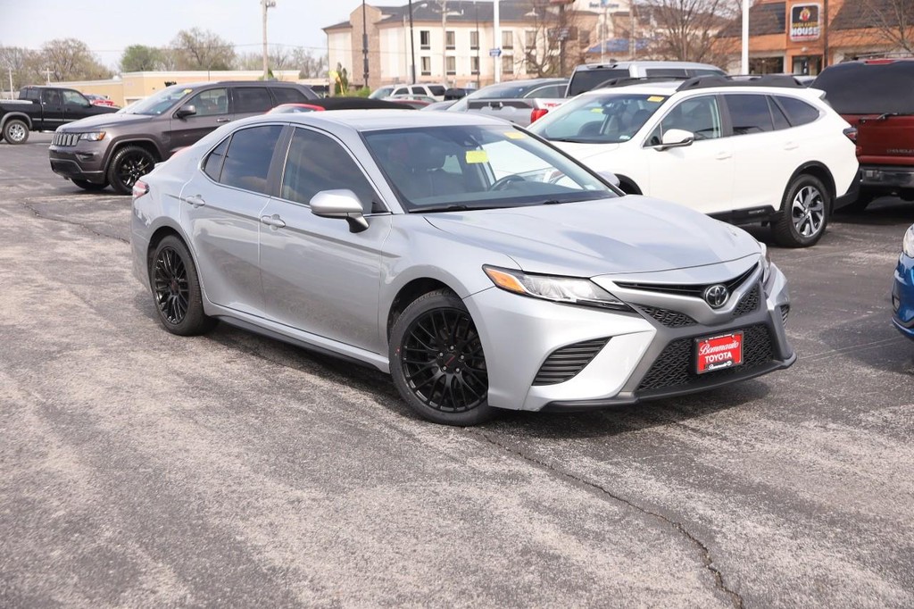 Toyota Camry Vehicle Full-screen Gallery Image 2