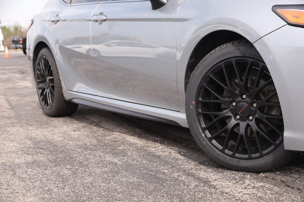 Toyota Camry Vehicle Full-screen Gallery Image 3