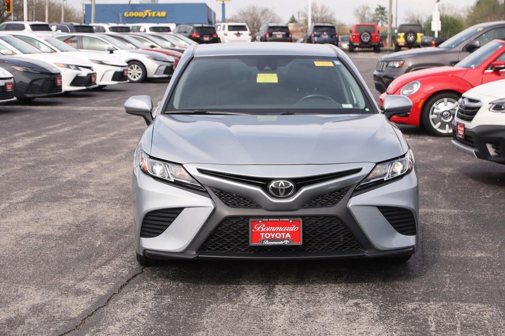 Toyota Camry Vehicle Full-screen Gallery Image 4