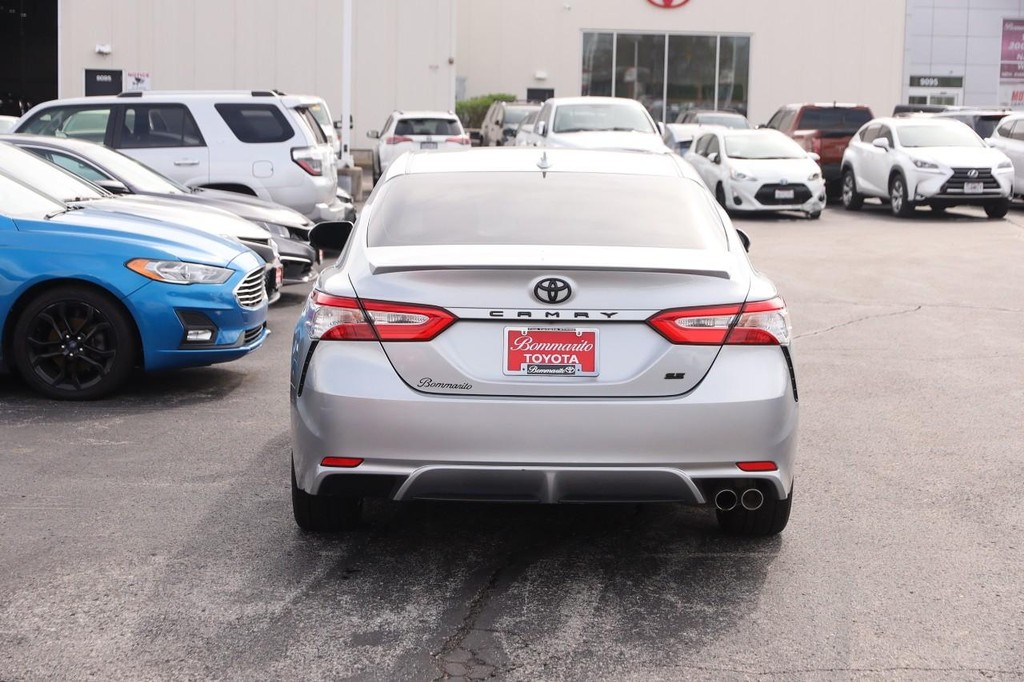 Toyota Camry Vehicle Full-screen Gallery Image 6