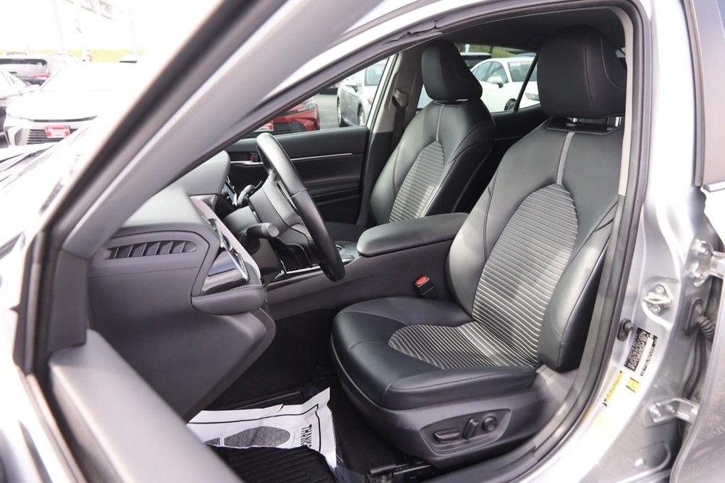 Toyota Camry Vehicle Full-screen Gallery Image 8