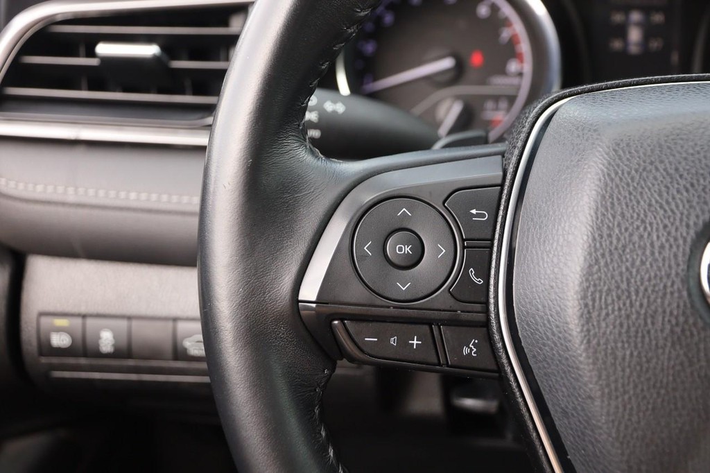 Toyota Camry Vehicle Full-screen Gallery Image 11