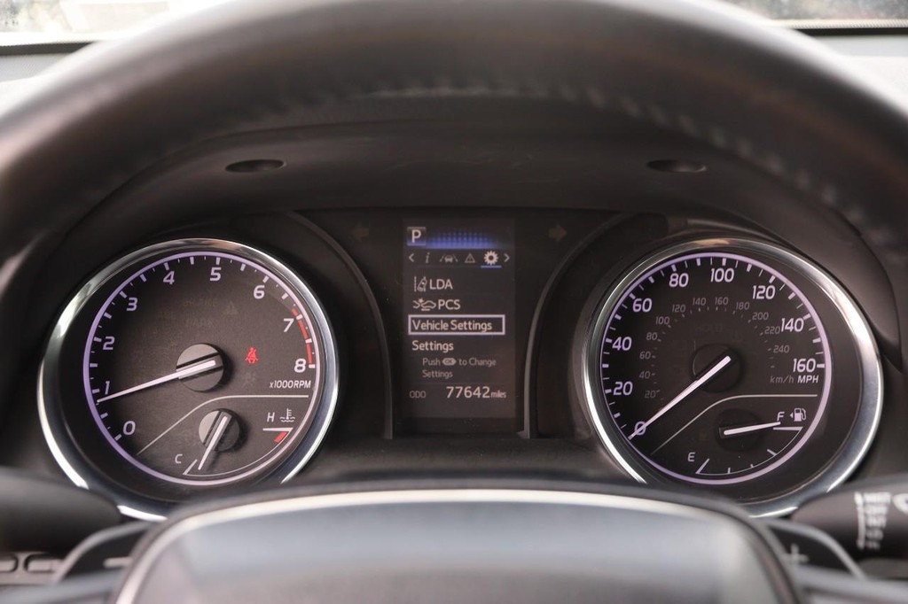 Toyota Camry Vehicle Full-screen Gallery Image 13