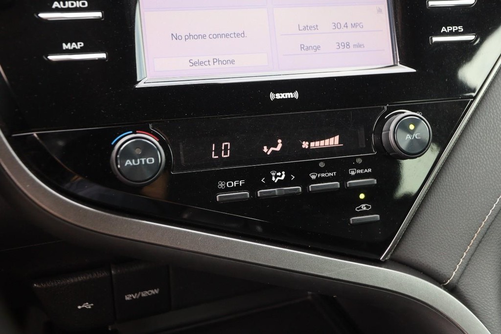 Toyota Camry Vehicle Full-screen Gallery Image 16