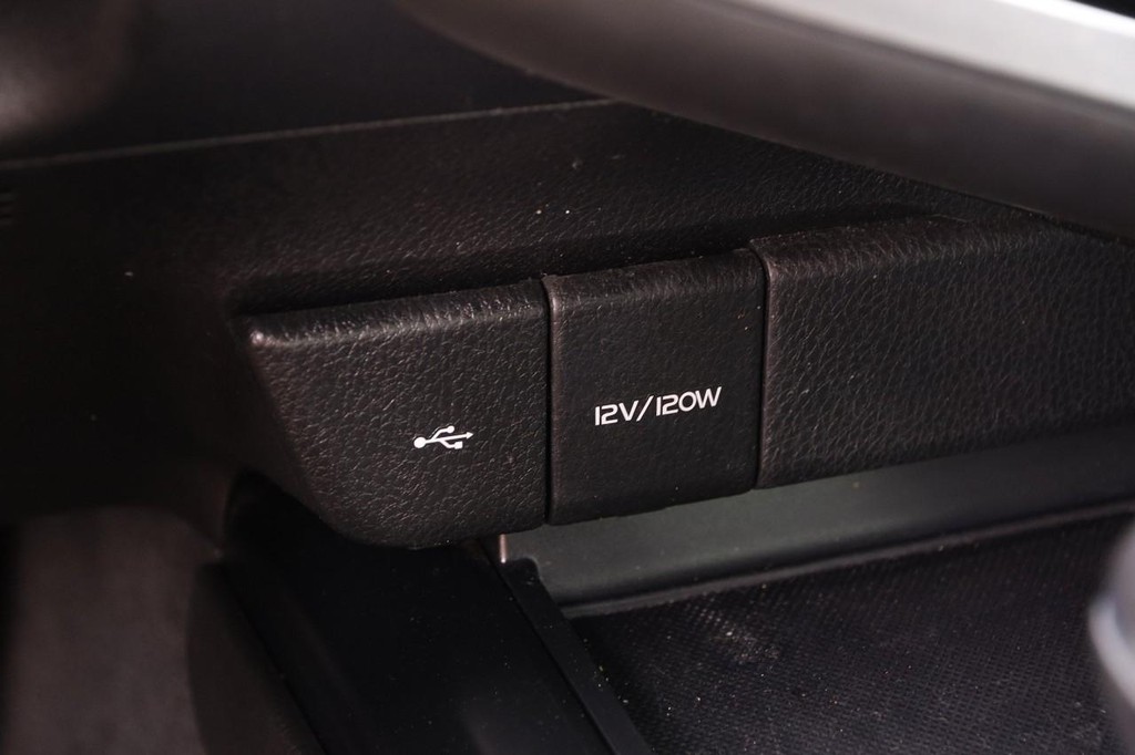 Toyota Camry Vehicle Full-screen Gallery Image 17