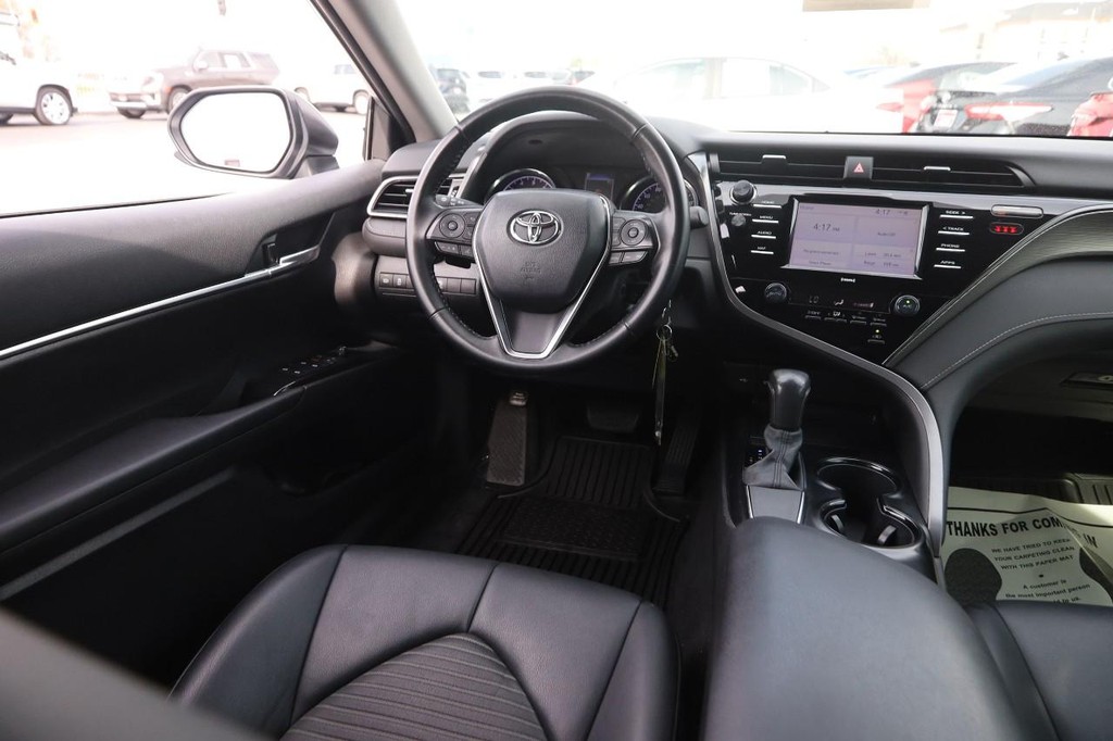 Toyota Camry Vehicle Full-screen Gallery Image 20