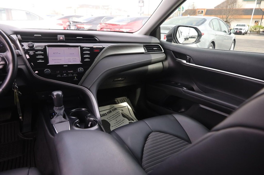 Toyota Camry Vehicle Full-screen Gallery Image 23