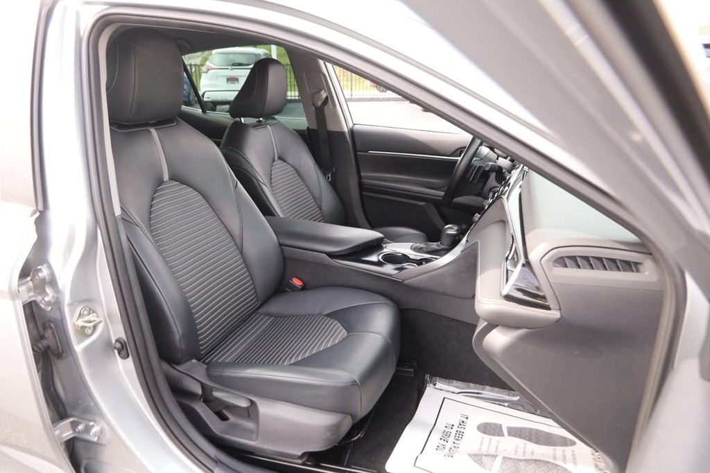 Toyota Camry Vehicle Full-screen Gallery Image 24